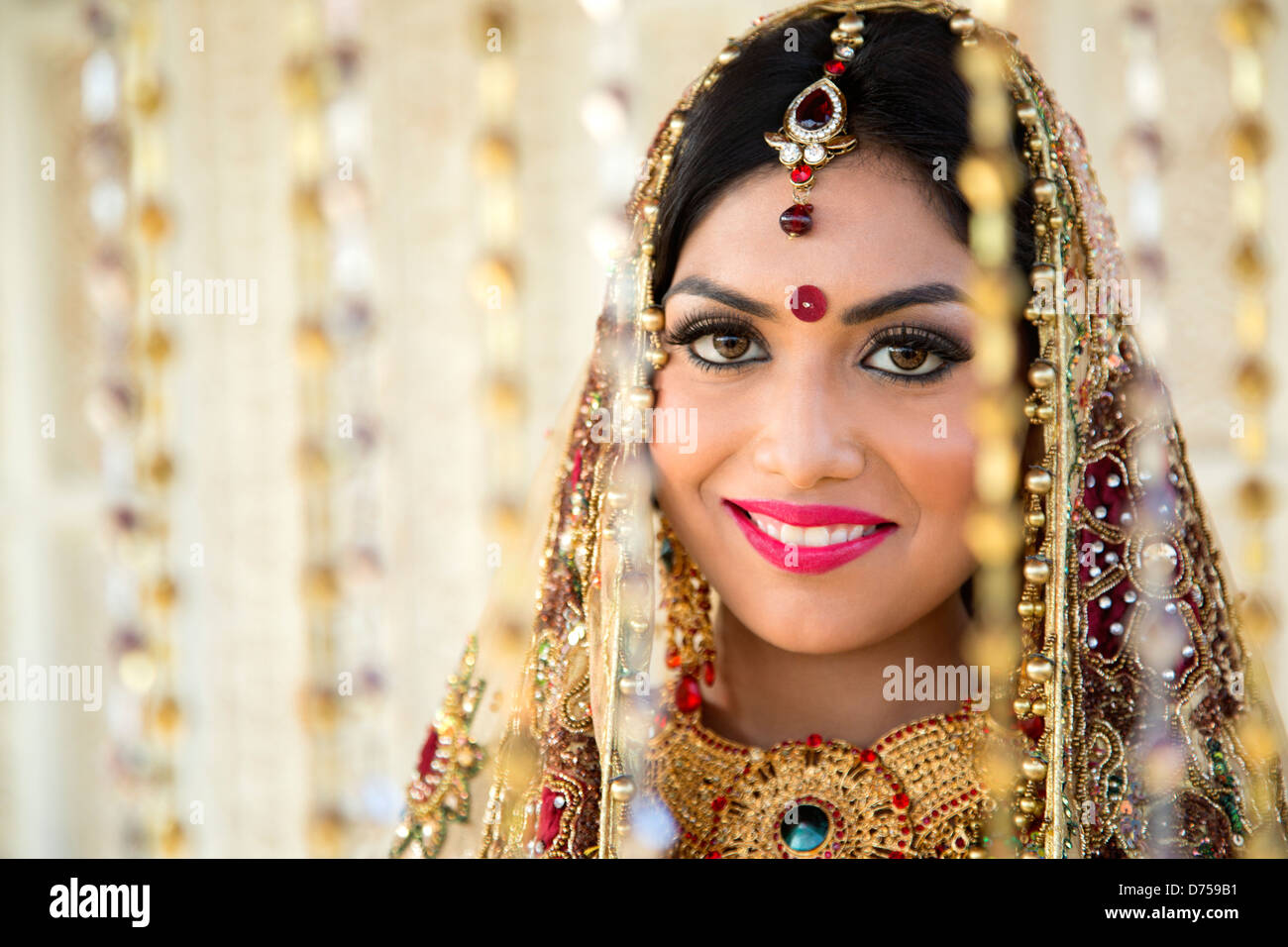 Beautiful Indian bride in traditional wedding dress Stock Photo - Alamy