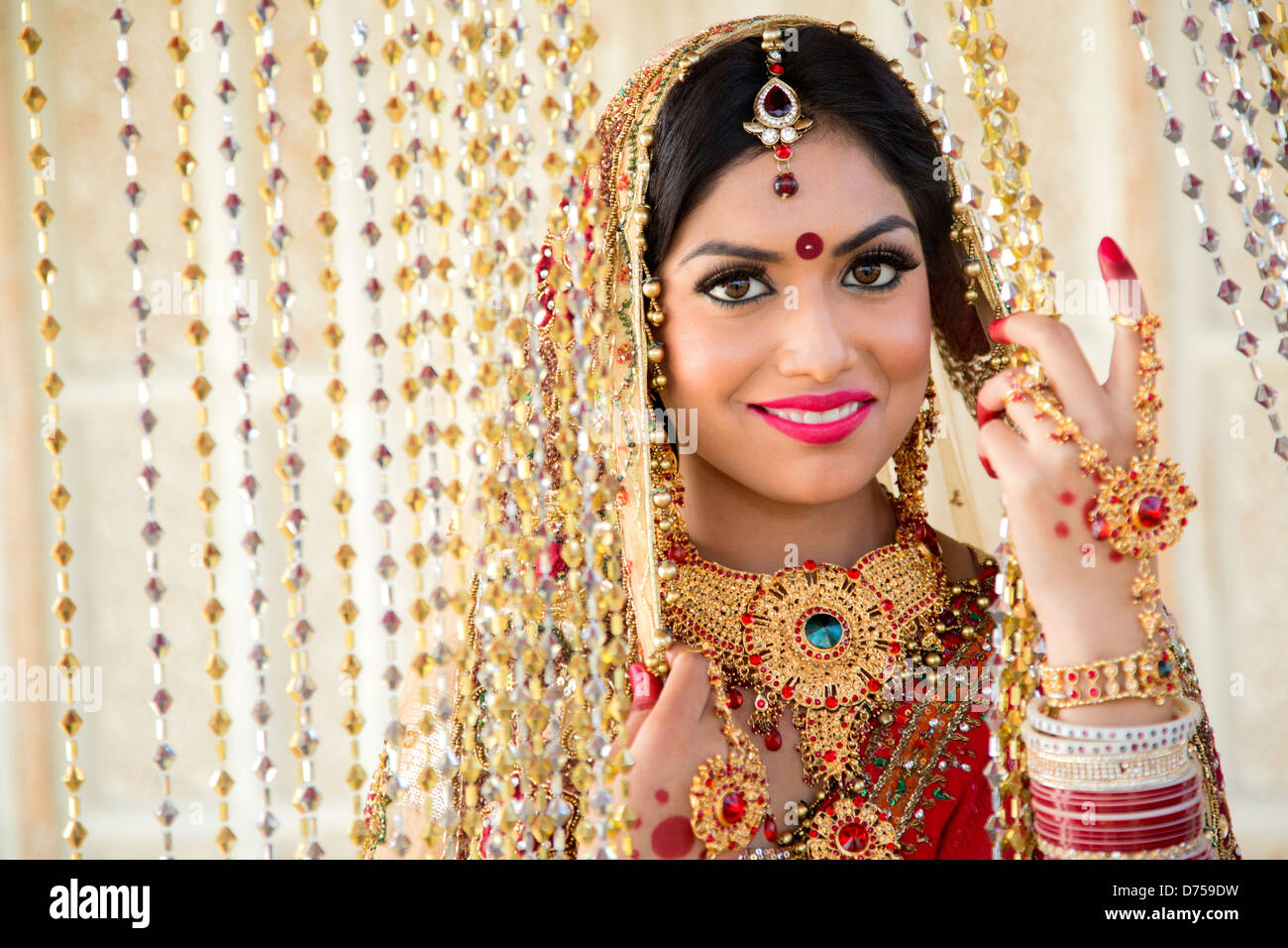Beautiful Indian bride in traditional wedding dress Stock Photo - Alamy