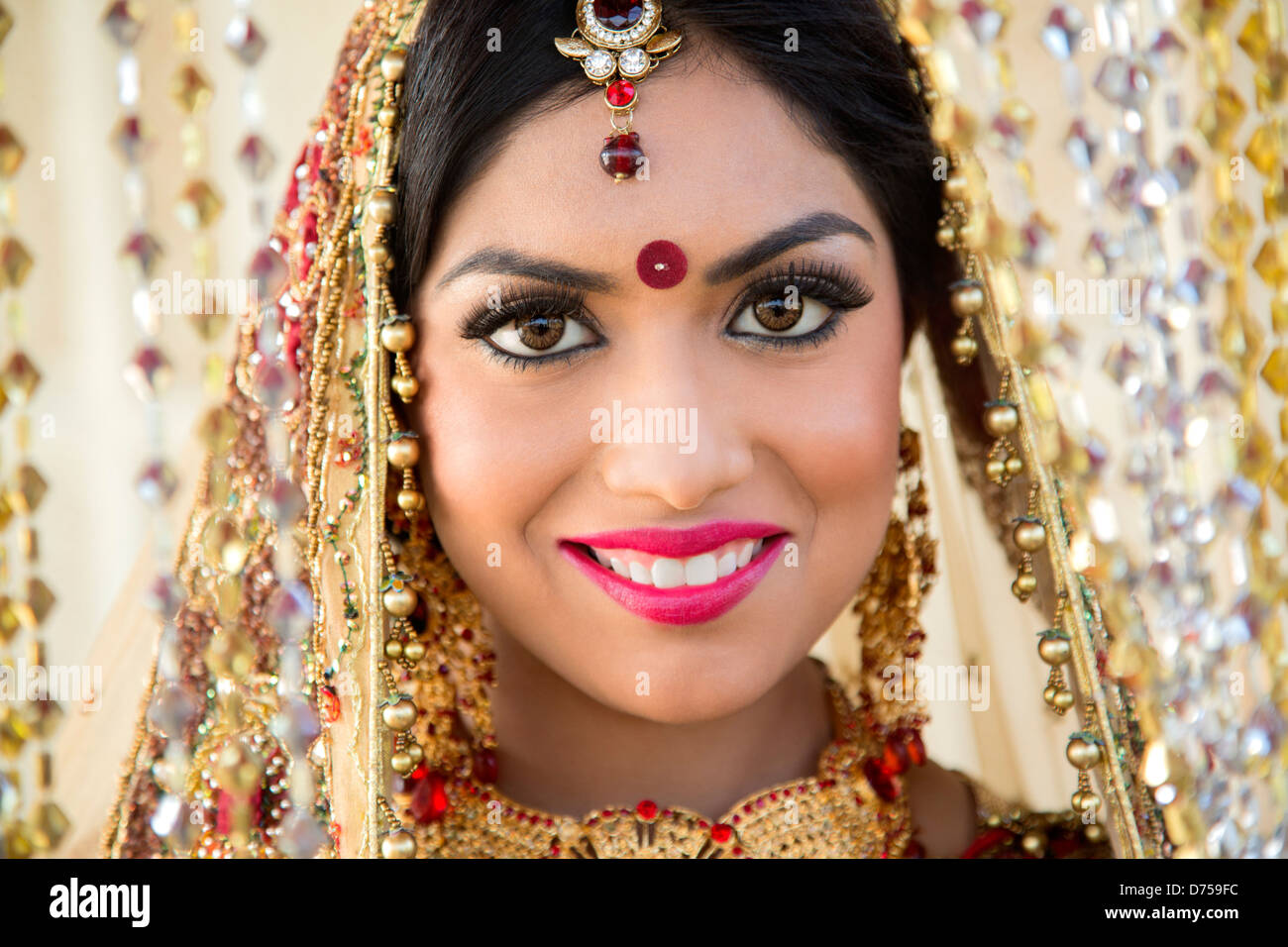 Beautiful Indian bride in traditional wedding dress Stock Photo - Alamy