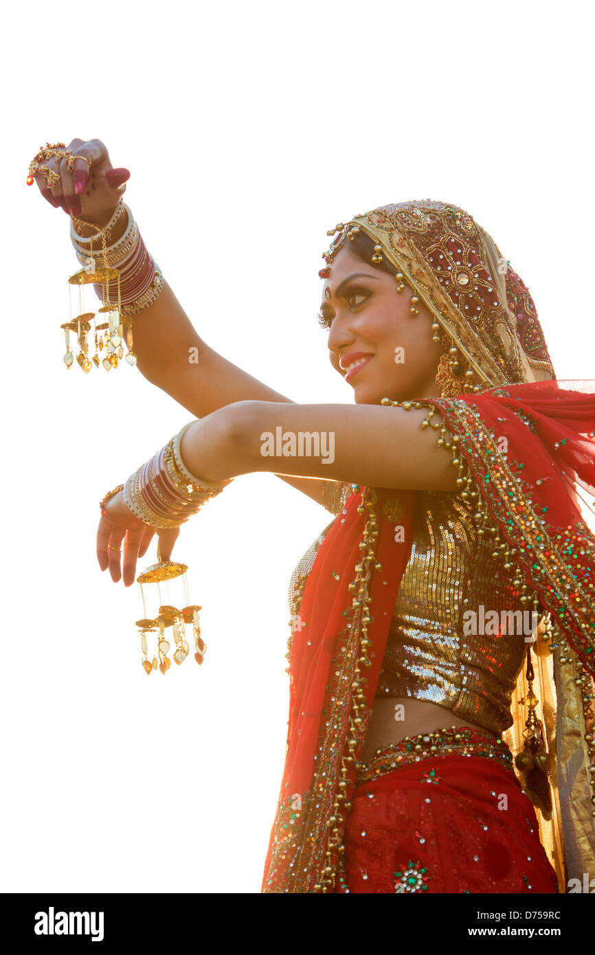Simple hindu wedding pink saree | Indian bride photography poses, Bride  photos poses, Indian bride poses