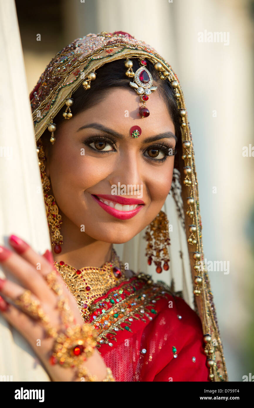 Beautiful Indian bride in traditional wedding dress Stock Photo - Alamy