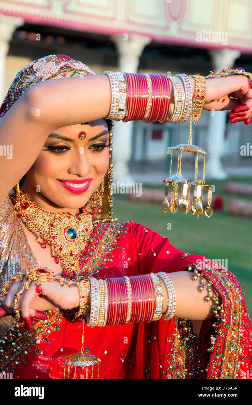 Beautiful Indian bride in traditional wedding dress and posing ...