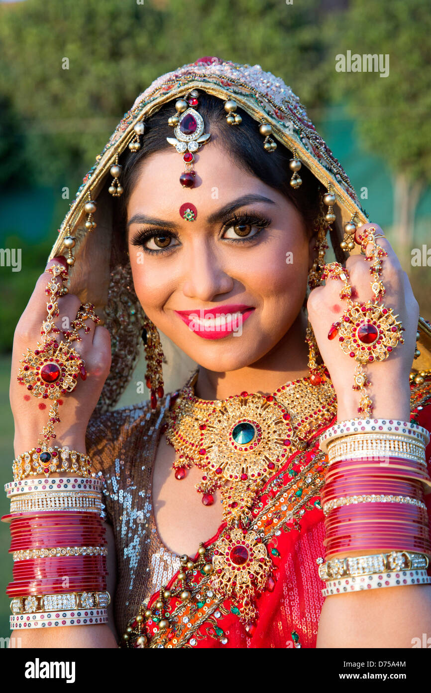 beautiful indian bride in traditional wedding dress and posing D75A4M