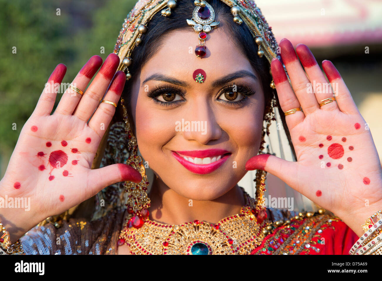 beautiful indian bride in traditional wedding dress and posing D75A69