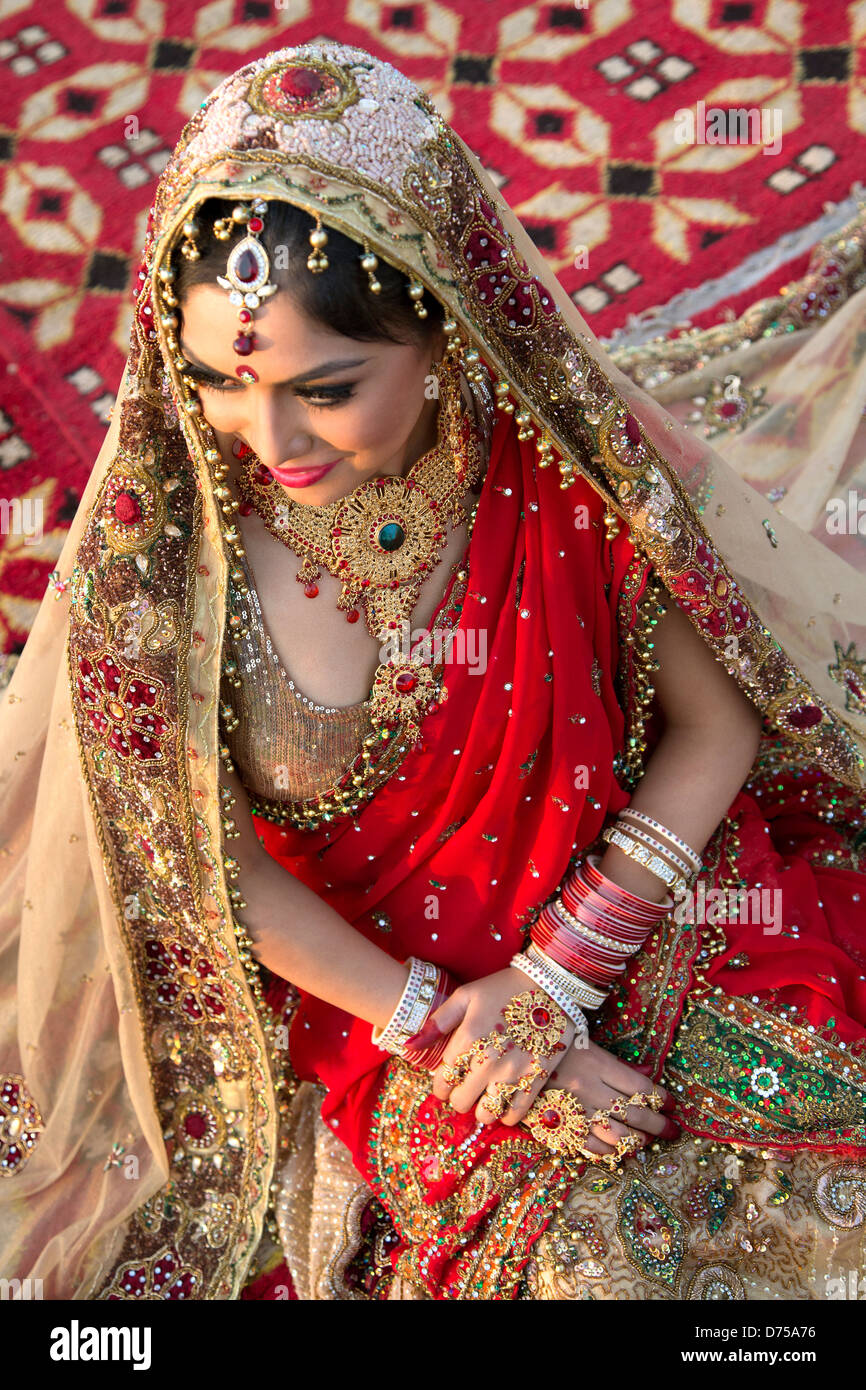 Beautiful Indian bride in traditional wedding dress Stock Photo ...