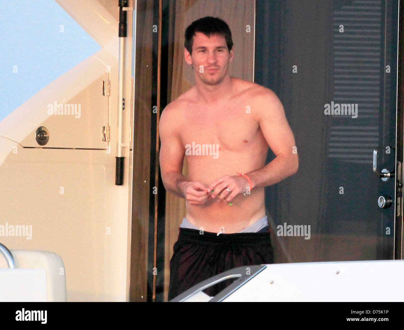 FC Barcelona footballer Lionel Messi is seen aboard a yacht enjoying his  holiday with his girlfriend Antonella Rocuzzo and Stock Photo - Alamy