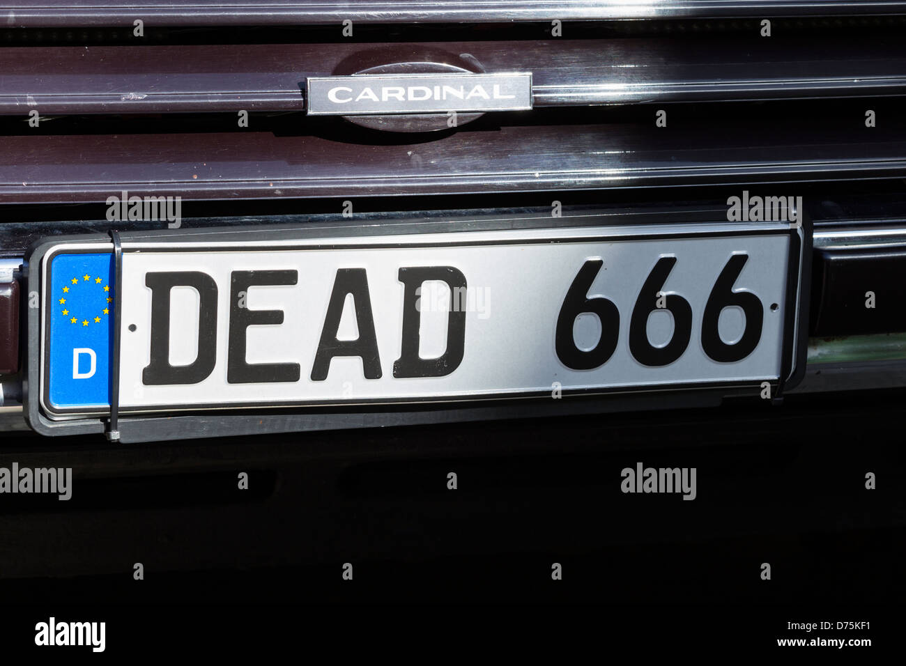 голова живого человека на тарелке хэллоуин. Dead plate. Dead plate катсцены. Death plate. Dead plate аватарка.