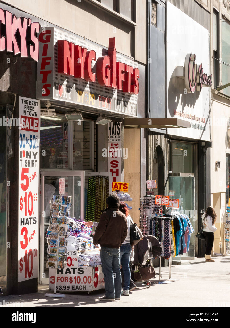 Sidewalk Traffic In Front Of NYC Gift Shop NYC Stock Photo Alamy sidewalk-traffic-in-front-of-nyc-gift-shop-nyc-stock-photo-alamy