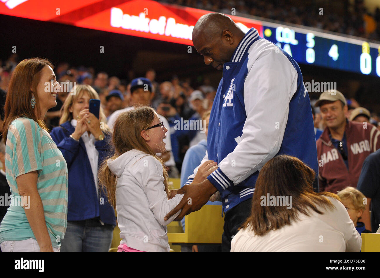 Photos: MLB World Series logo and Dodgers' fans – Daily News