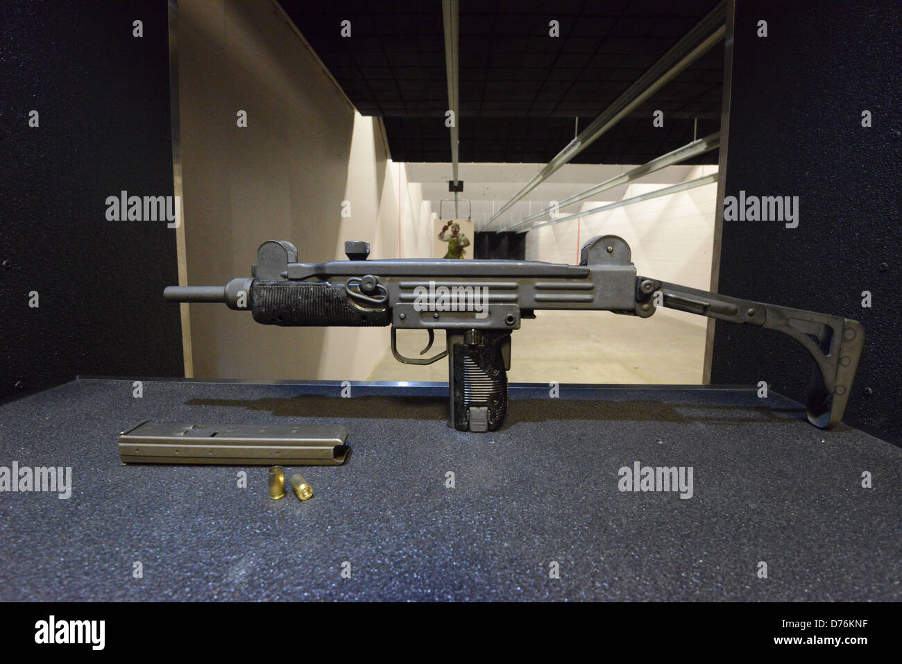 An Uzi submachine gun at a firing range in Las Vegas Stock Photo
