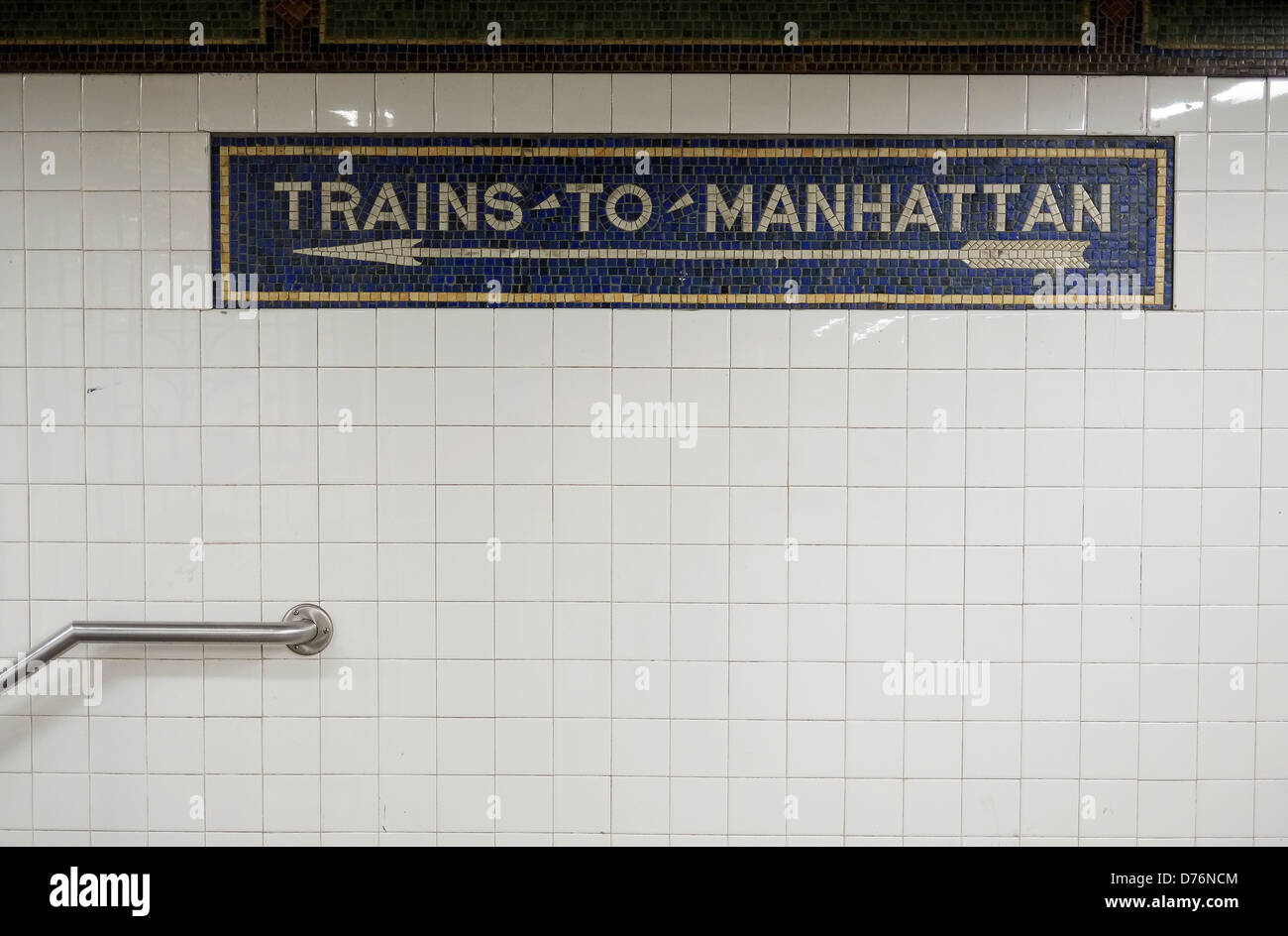 Subway station wall hi-res stock photography and images - Alamy