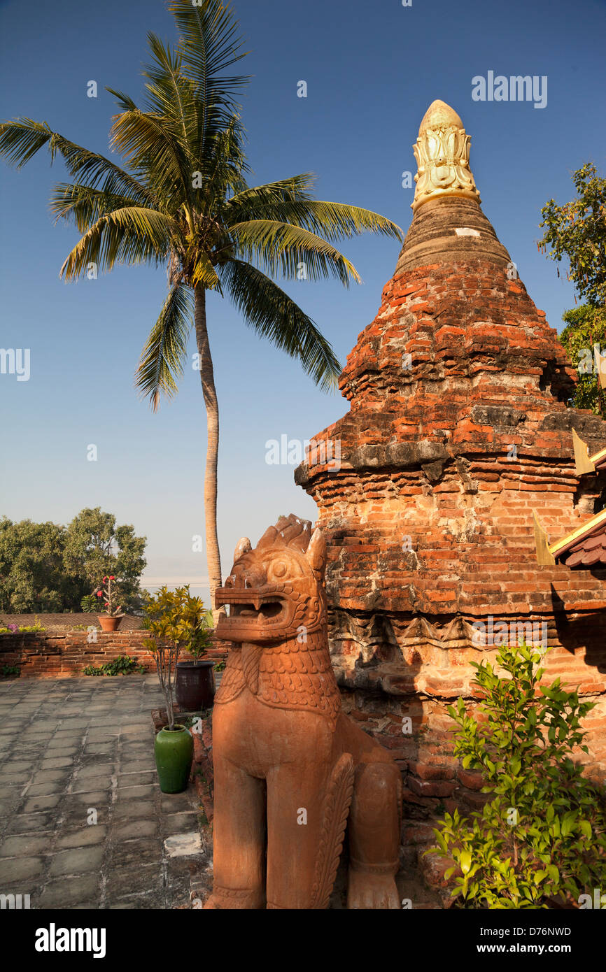 Tiny stupa and lion close to the Irrawaddy River in Bagan, Myanmar Stock Photo