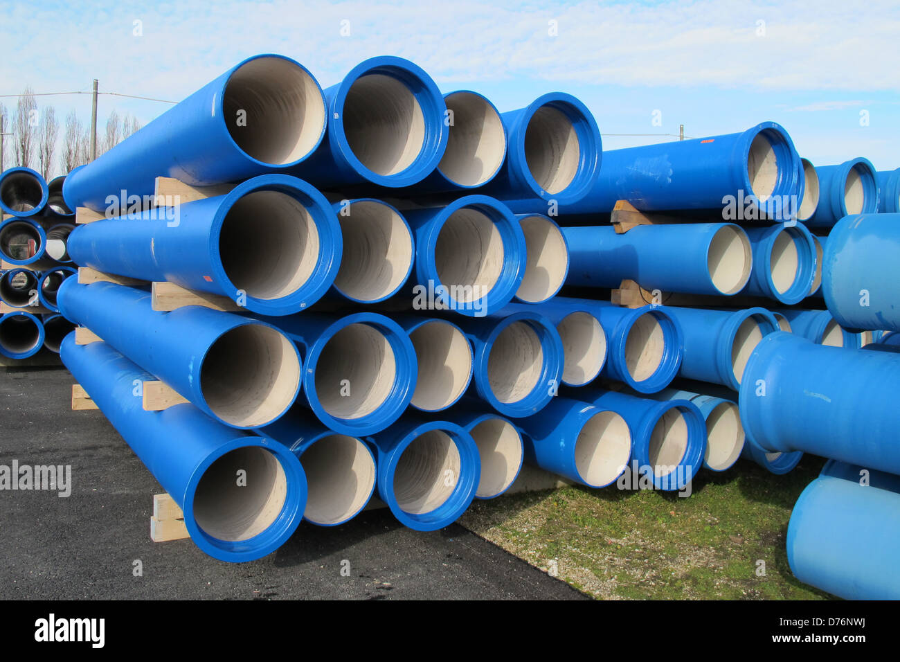 piles of concrete pipes for transporting water and sewerage Stock Photo