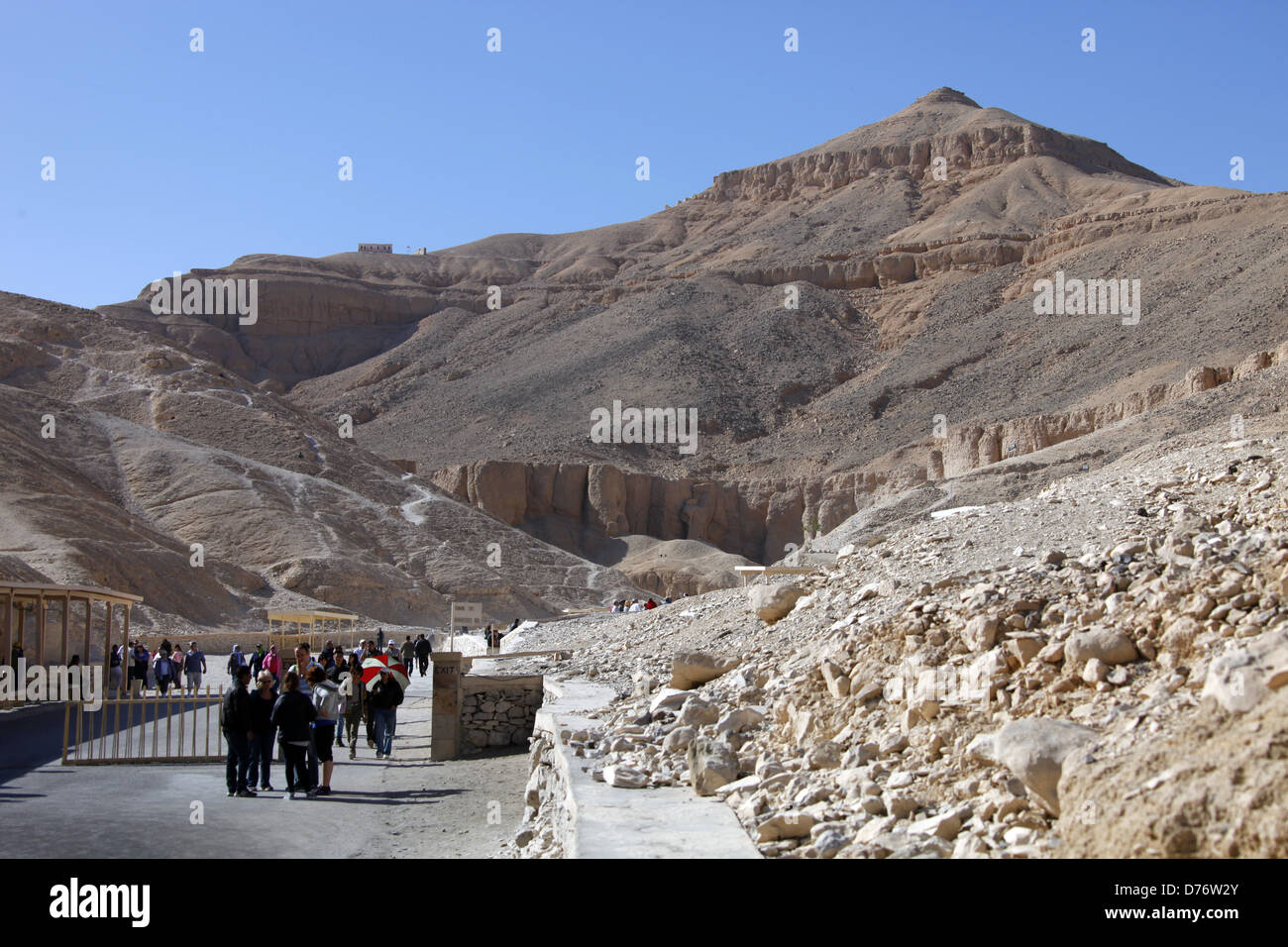 VALLEY OF THE KINGS ENTRANCE & PYRAMID MOUNTAIN WEST BANK LUXOR EGYPT 08 January 2013 Stock Photo