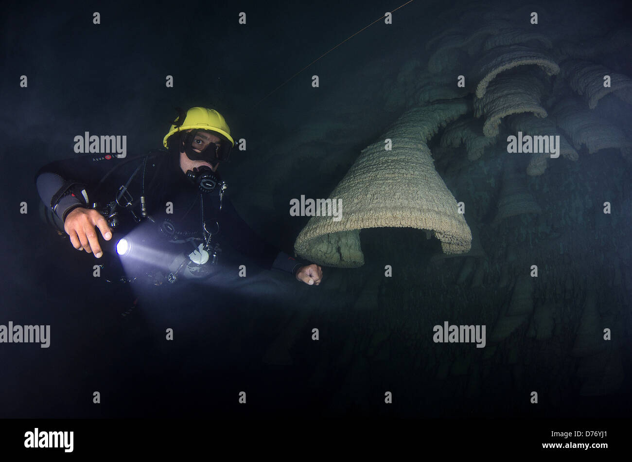 Hard hat diver hi-res stock photography and images - Alamy