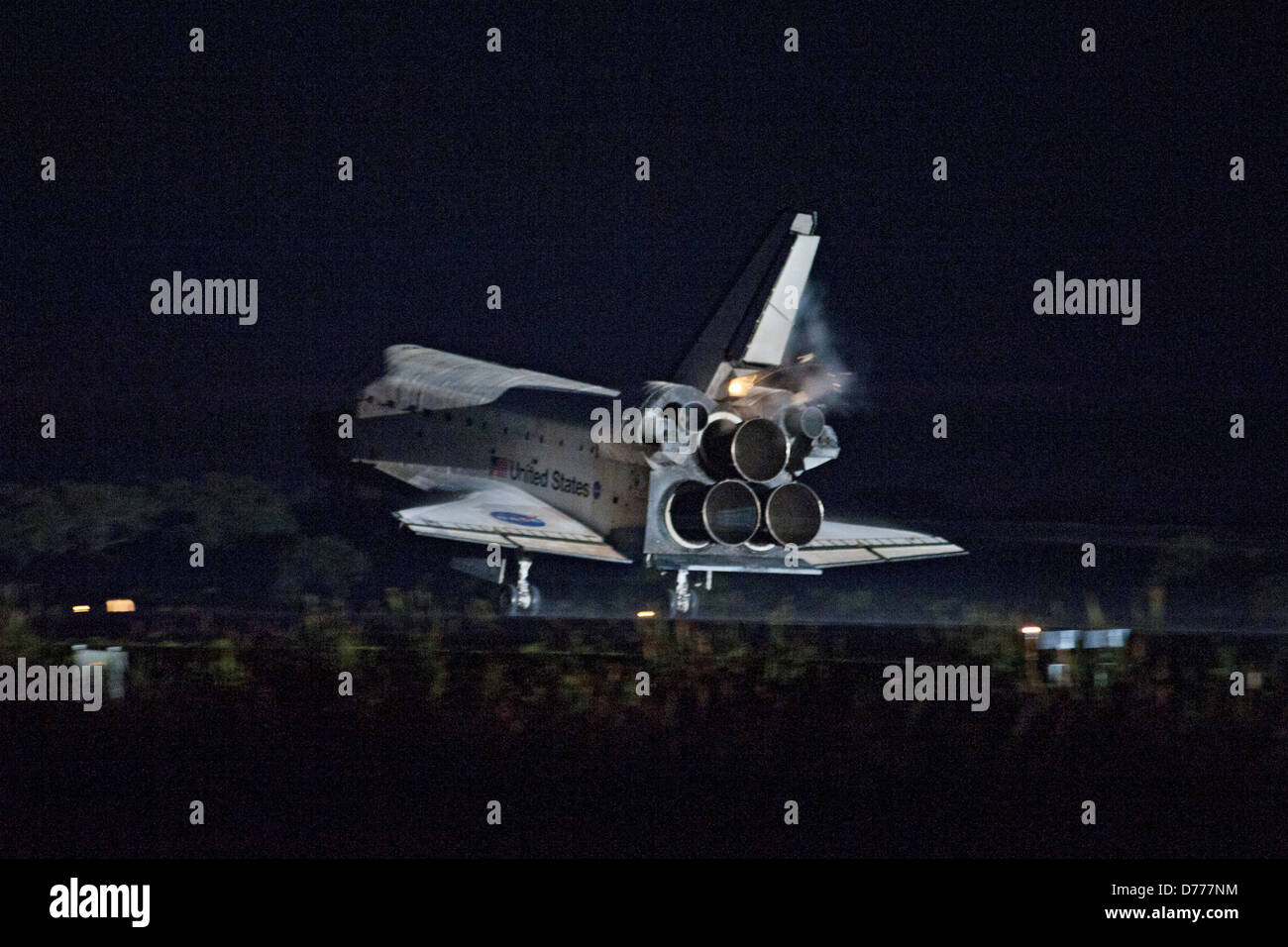 Space shuttle atlantis landing drag chute hi-res stock photography and ...