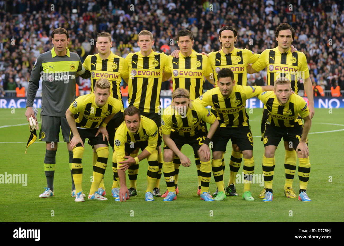 Dortmund's team (back L-R) goalkeeper Roman Weidenfeller ...