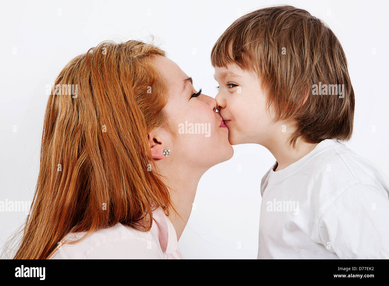 Мама учит сына целоваться. Родители целуют детей в губы. Знаменитости целующие детей. Женские целование детей. Детский поцелуй в губы с мамой.