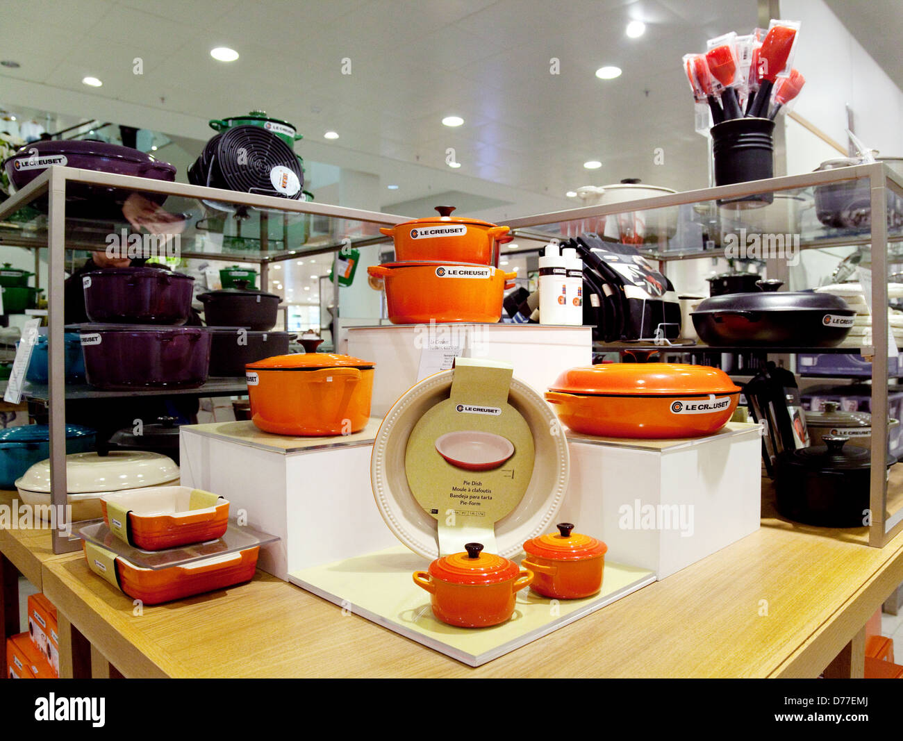 https://c8.alamy.com/comp/D77EMJ/le-creuset-kitchenware-for-sale-in-the-john-lewis-store-cambridge-D77EMJ.jpg