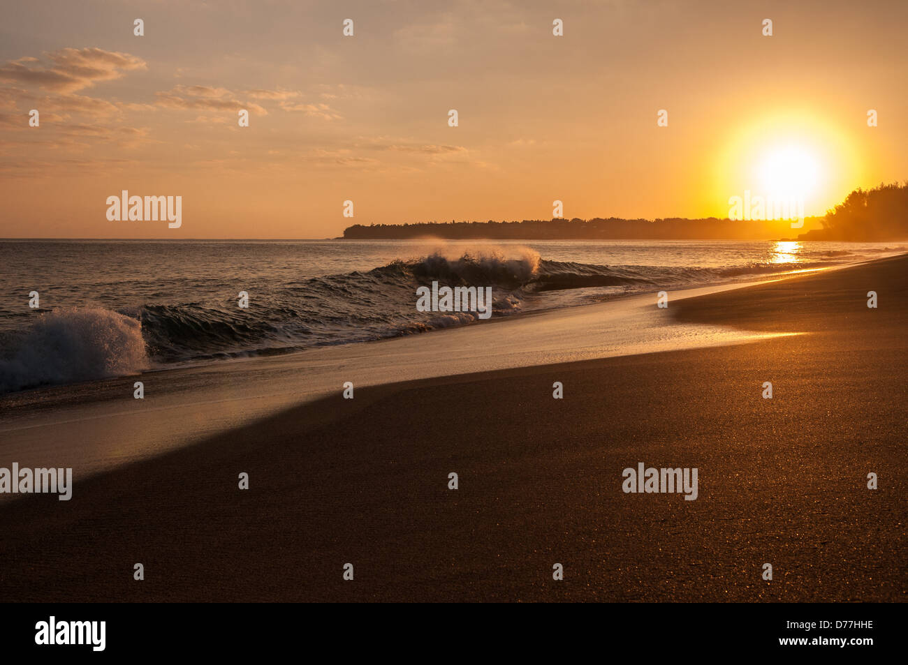 Hawaii sunrise waves hi-res stock photography and images - Alamy