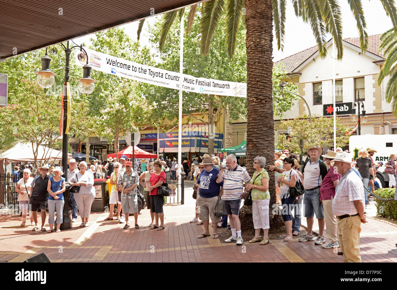 Crowd listening to busker, Tamworth Music Festival Stock Photo