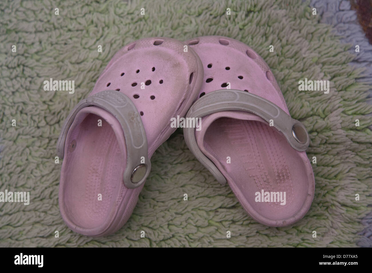 fluffy pink crocs