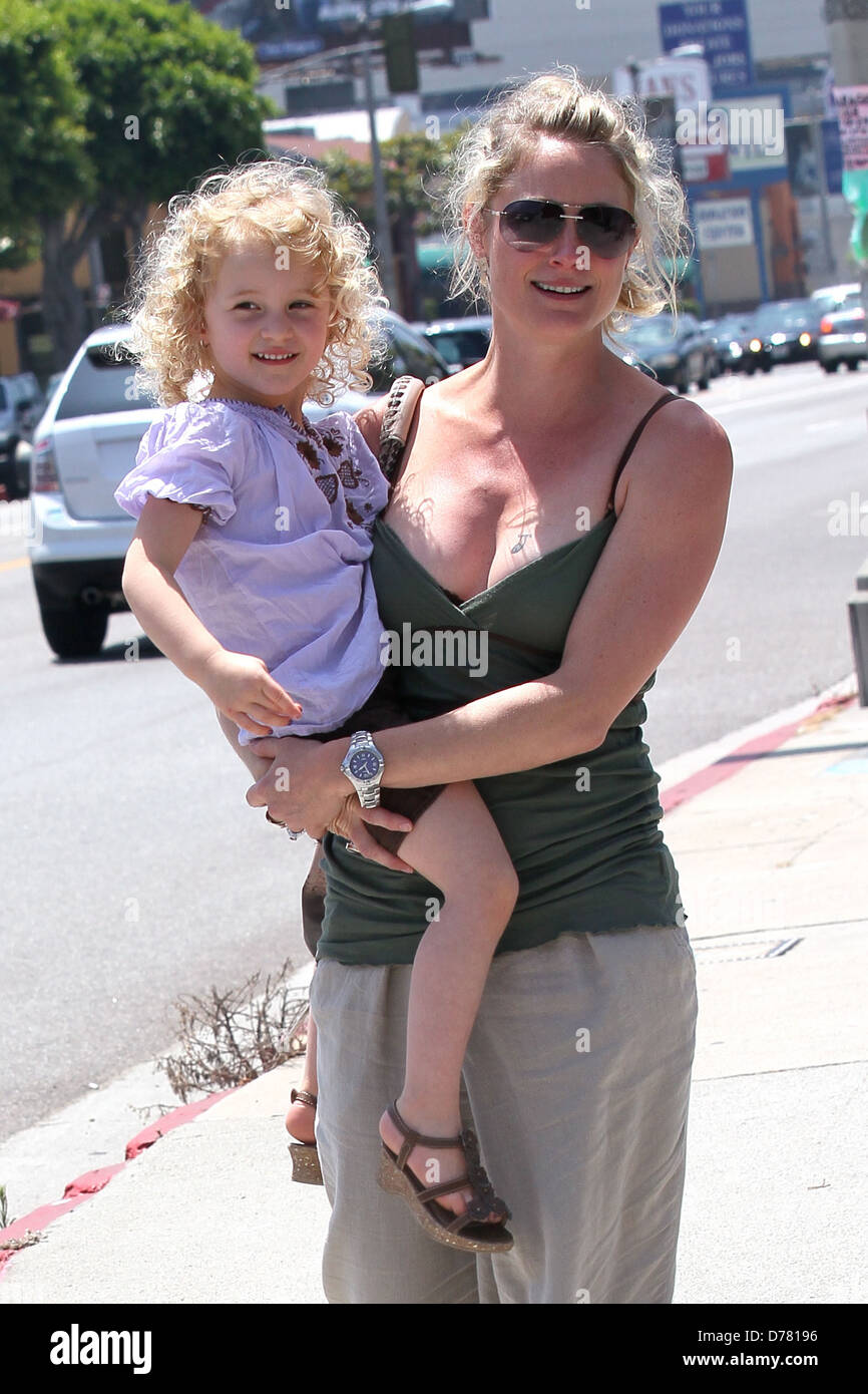 Teri Polo and daughter Bayley leaving Kings Road Cafe Los Angeles