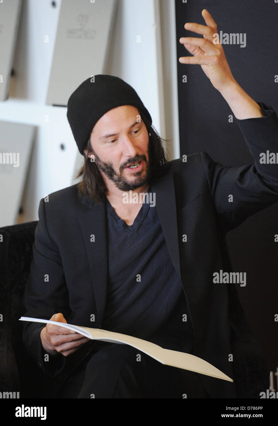 Keanu Reeves at a book signing at Waterstone's, Piccadilly London ...