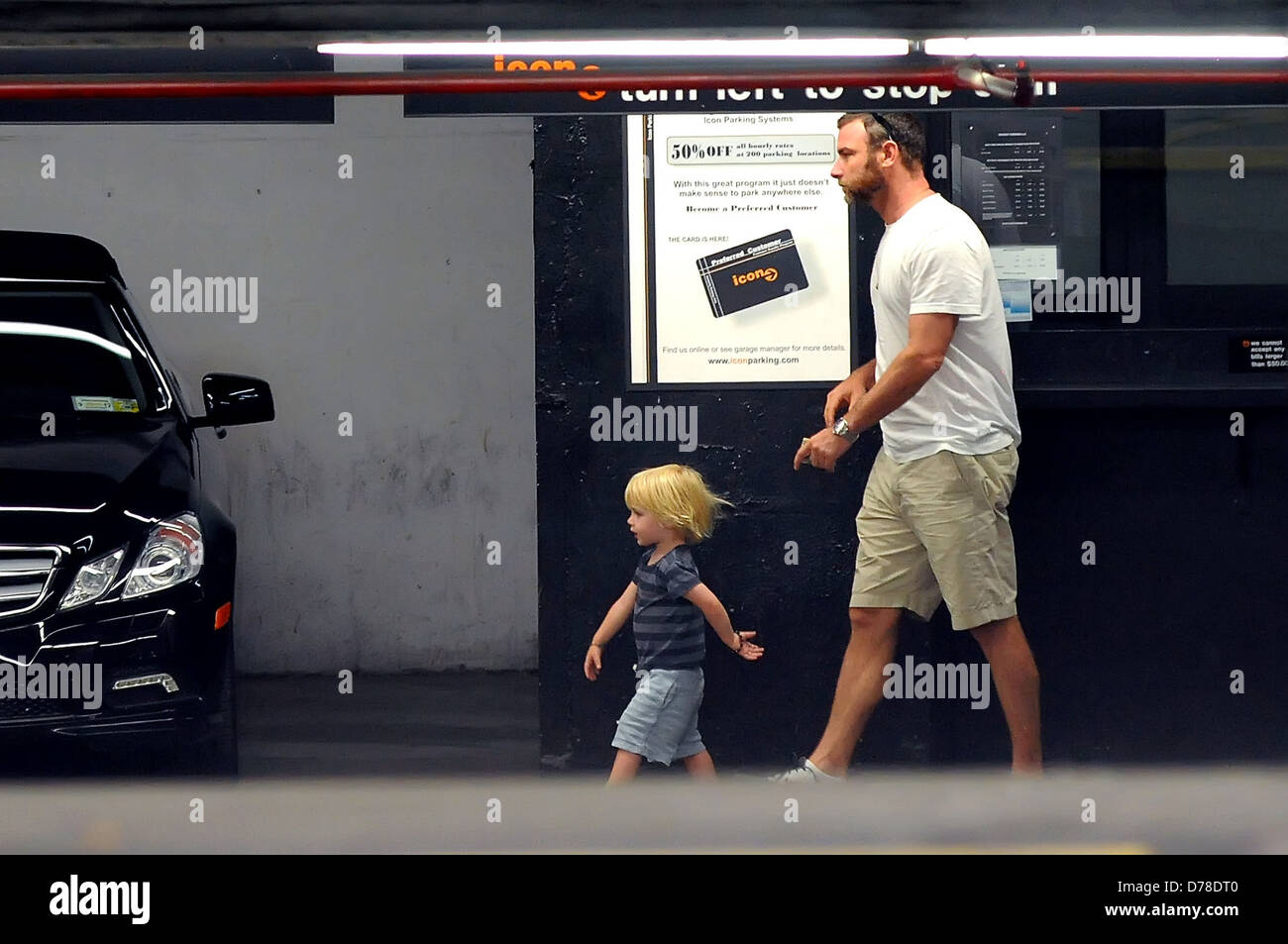 Liev Schreiber and son Samuel Kai Schreiber Liev Schreiber walking with his family in Tribeca New York City, USA - 13.06.11 Stock Photo