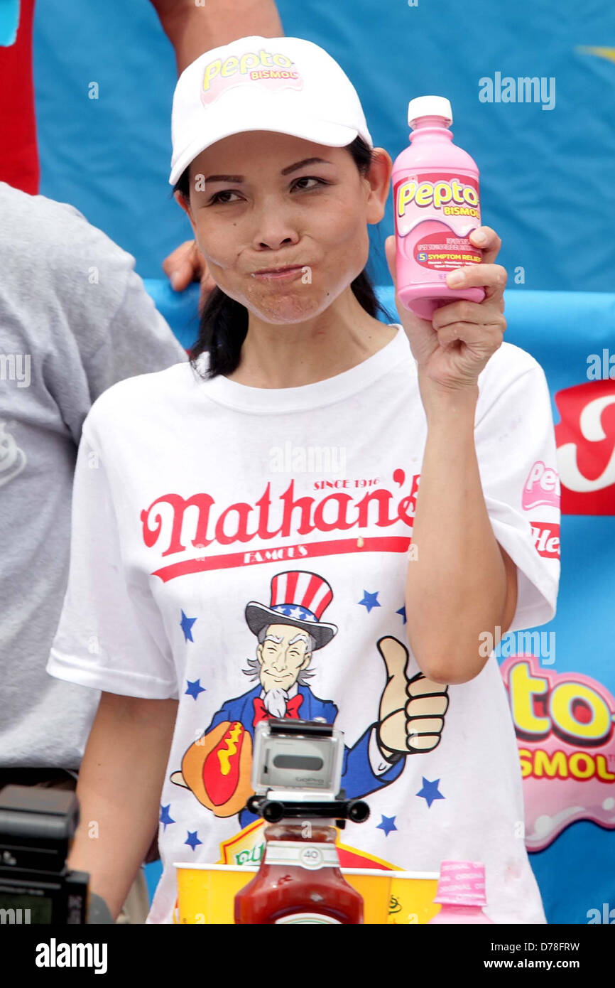 Sonya Thomas Women S Contest Winner Nathan S Famous Fourth Of July International Hot Dog Eating Contest Held On Coney Stock Photo Alamy