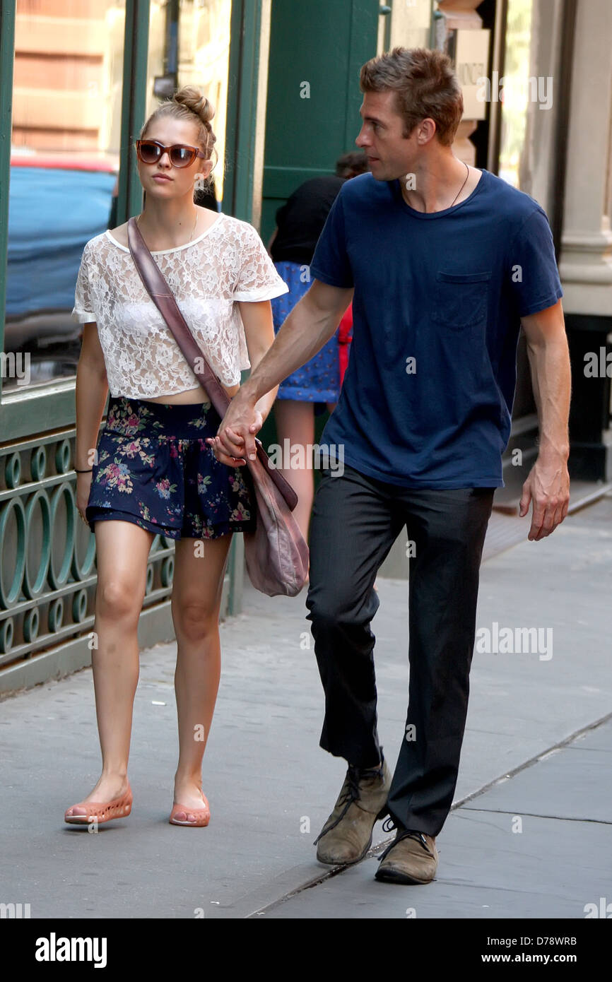 Teresa Palmer and Scott Speedman Scott Speedman takes a stroll through Soho  with his girlfriend New York City, USA - 29.06.11 Stock Photo - Alamy