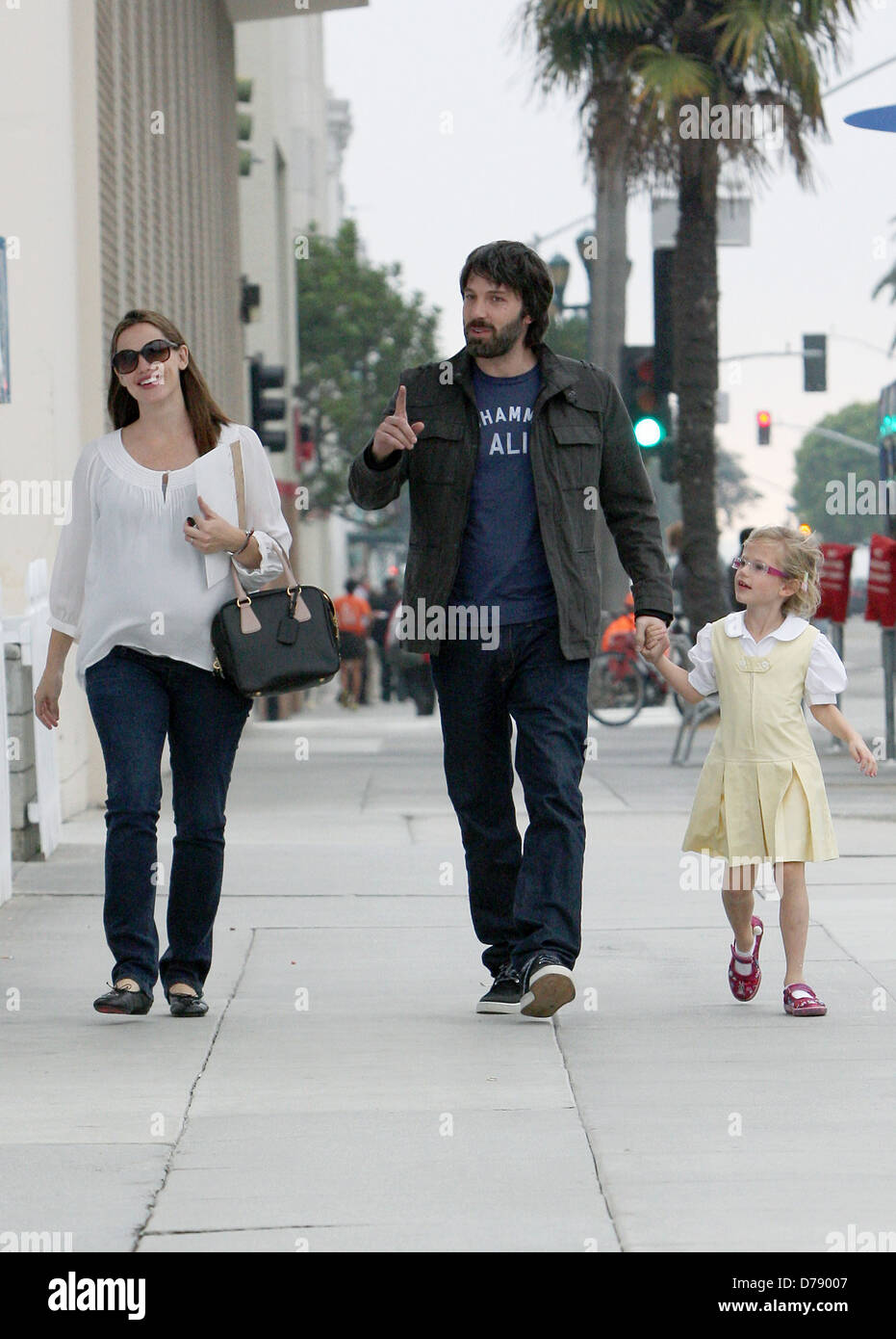 Pregnant Jennifer Garner Out And About With Her Husband Ben Affleck And Their Oldest Daughter