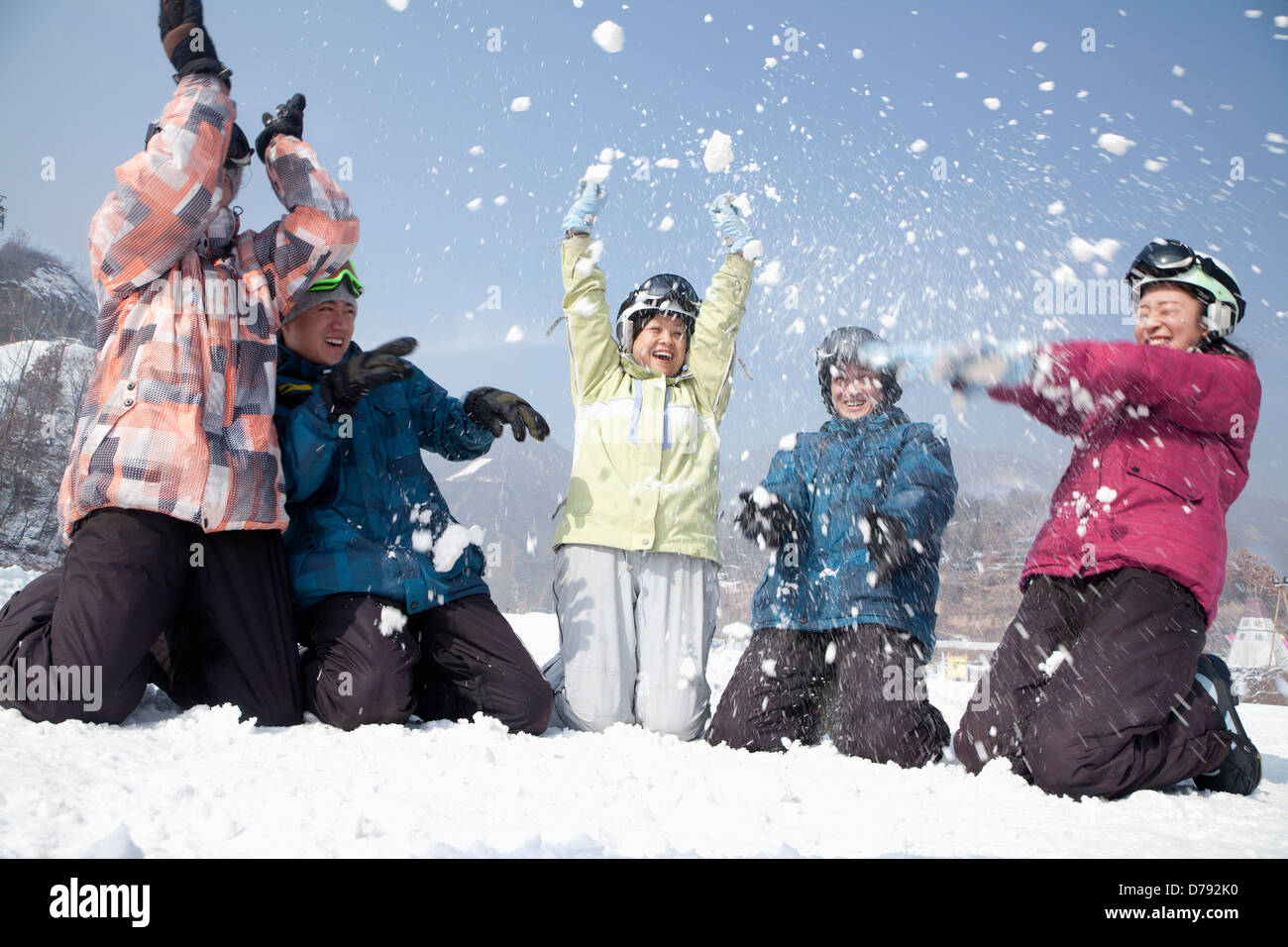 Играть в снежки кататься. Люди играют в снежки. Игра в снежки семья. Игра в снежки по взрослому. Играть в снежки.