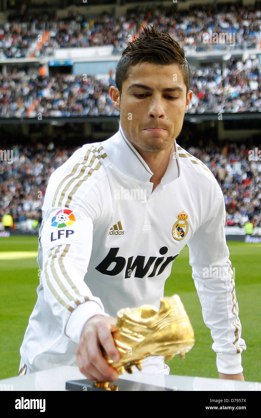 Cristiano Ronaldo receives the "Bota de Oro" award Real Madrid Vs. Osasuna  held at Santiago Bernabeu Stadium. Real Madrid won Stock Photo - Alamy