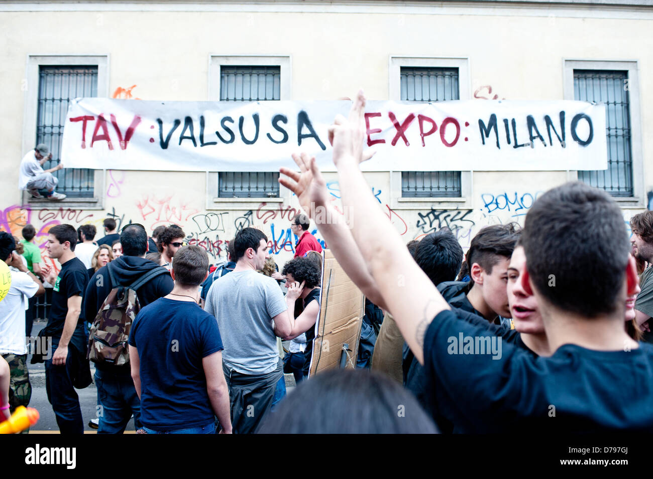 Milan, Italy - 1 May 2013: people hang a banner reading 'TAV : Valsusa = Expo : Milano'  where thousands gather to celebrate May Day and to protest against austerity measures.. Credit:  Piero Cruciatti / Alamy Live News Stock Photo