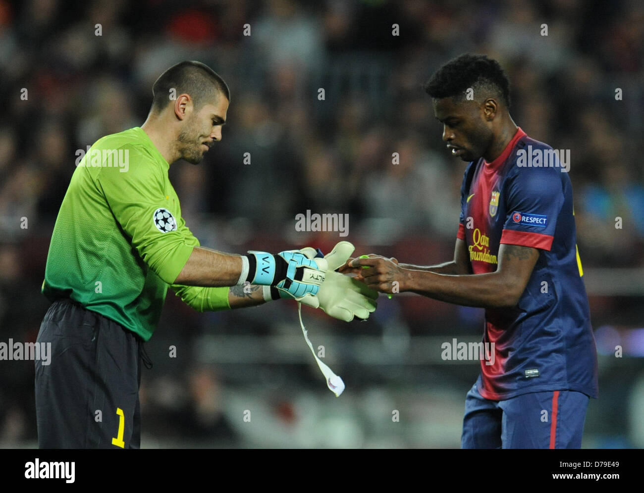 Barcelona's goalkeeper Victor Valdes (L) and Alex Song during the UEFA Champions League semi final second leg soccer match between FC Barcelona and FC Bayern Munich at Camp Nou Stadium in Barcelona, Spain, 01 May 2013. Photo: Andreas Gebert/dpa +++(c) dpa - Bildfunk+++ Stock Photo