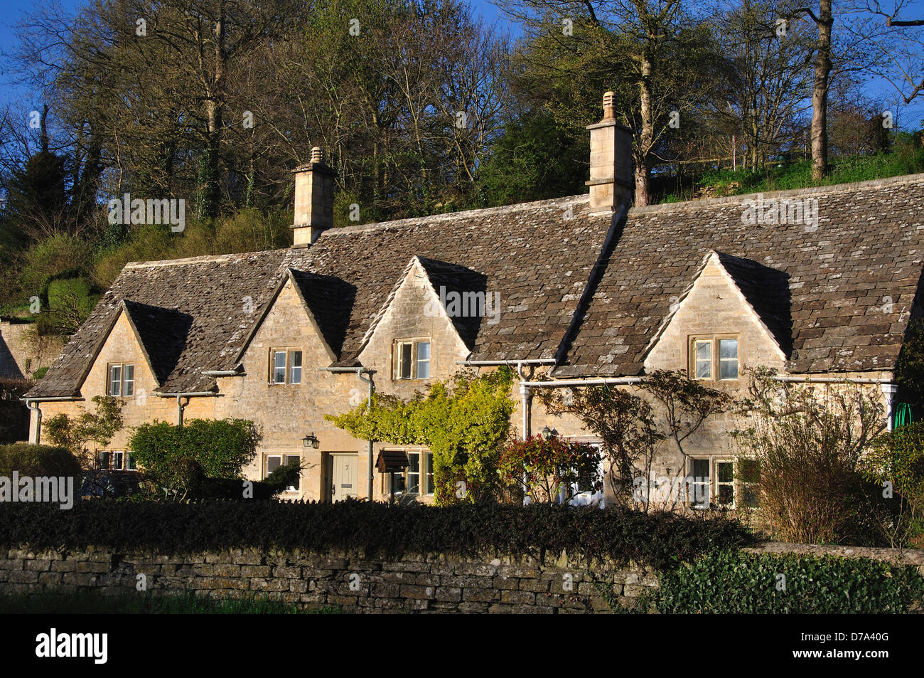 Cotswold village cottages hi-res stock photography and images - Alamy