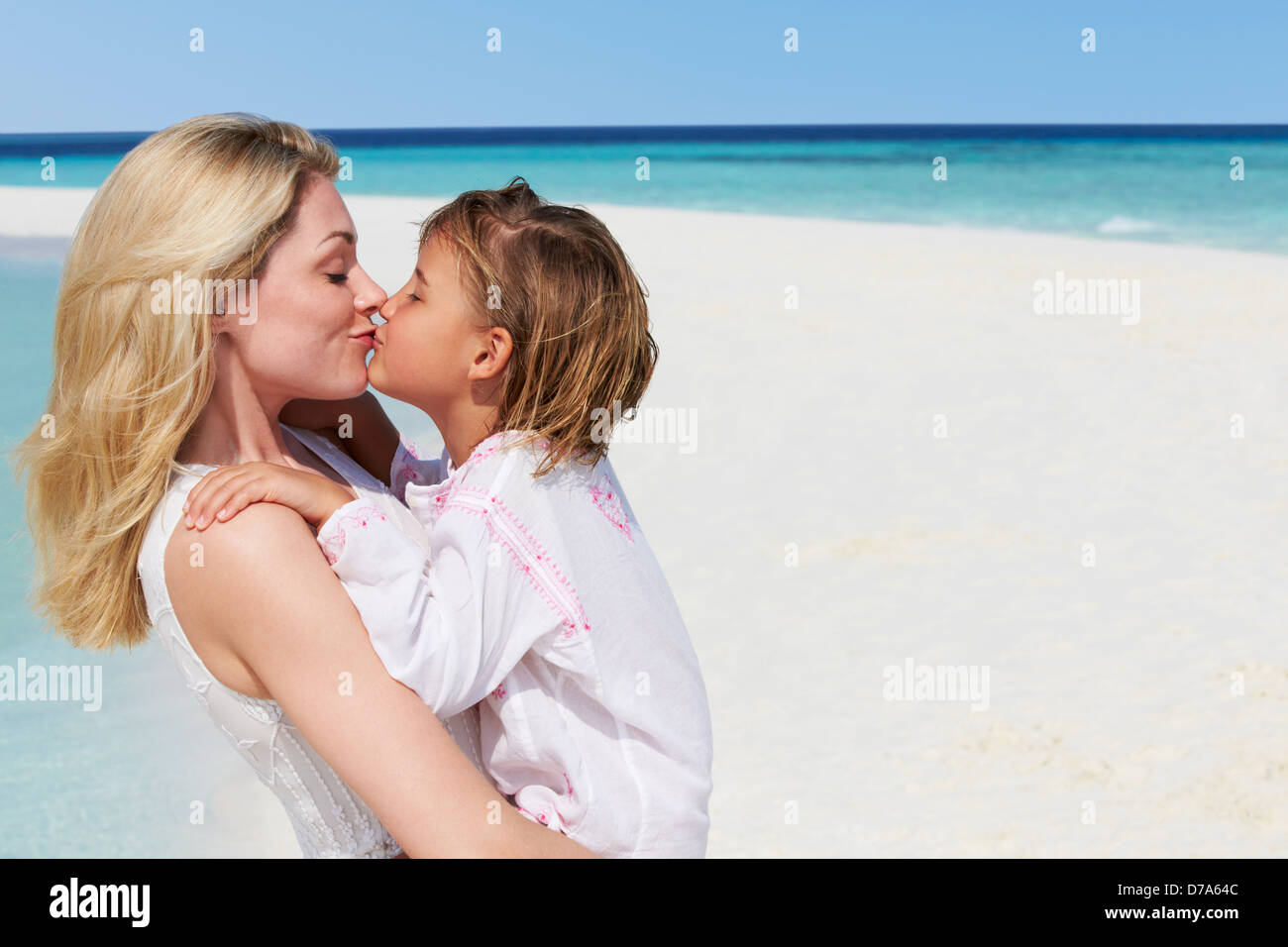 Мама и дочка целуются. Мама с дочкой поцелуй. Мама целует дочку. Дочь целует маму на пляже. Мама целуется с дочкой.