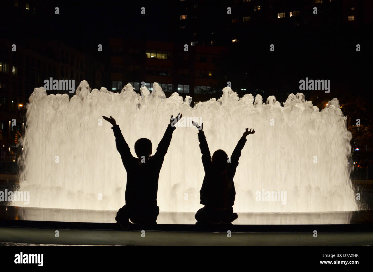 Celebrating at the Lincoln Centre Water Fountain Stock Photo Alamy