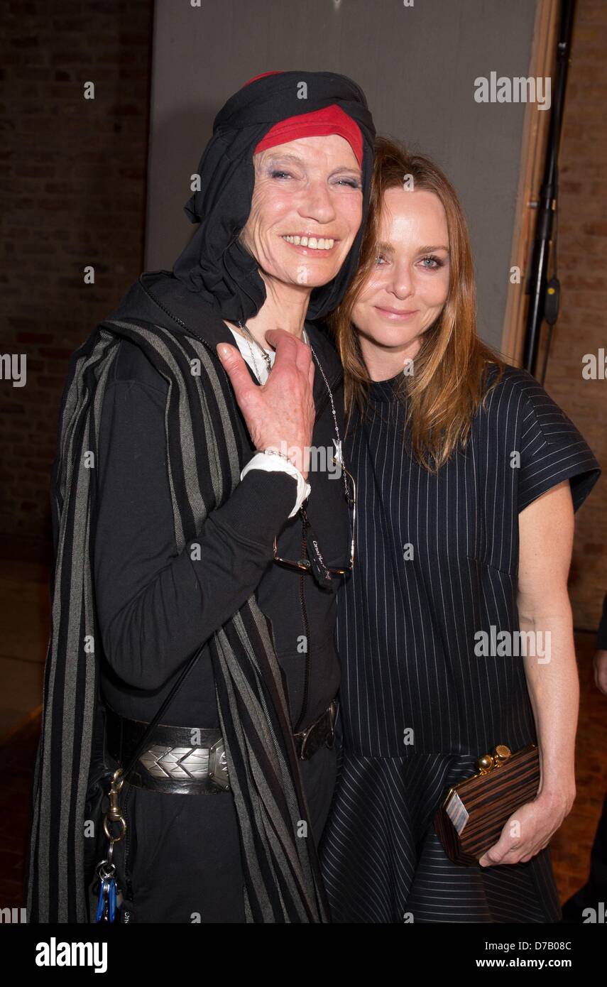 Berlin, Germany, 02 May 2013. British fashion designer Stella McCartney (R) arrives as patroness at the award ceremony for young talents 'Design for Tomorrow by Peek & Cloppenburg Duesseldorf' with model Veruschka Graefin von Lehndorff in Berlin, Germany, 02 May 2013. Credit:DPA/Alamy Live News Stock Photo