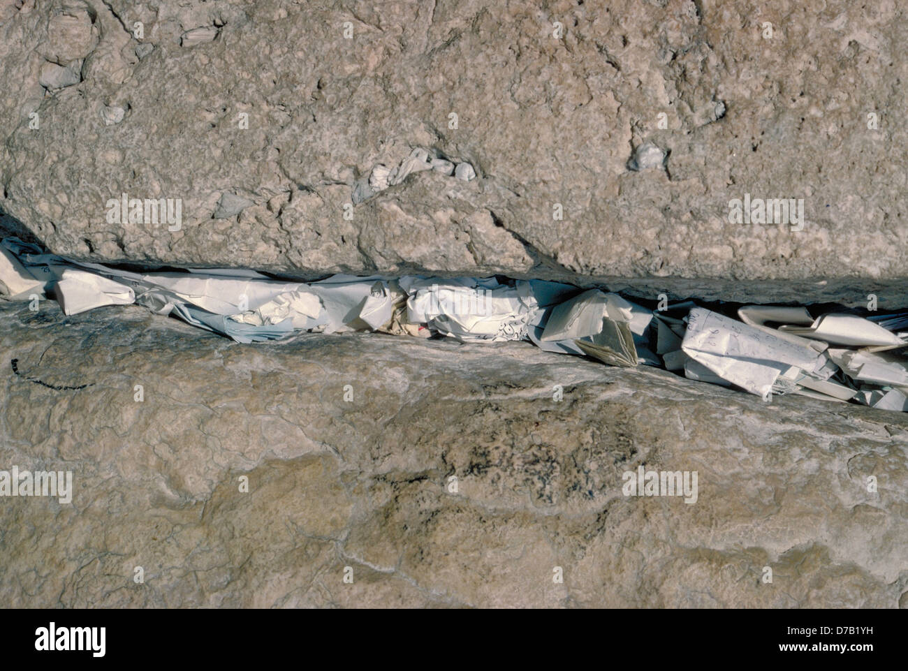 Cracks in wall hi-res stock photography and images - Alamy