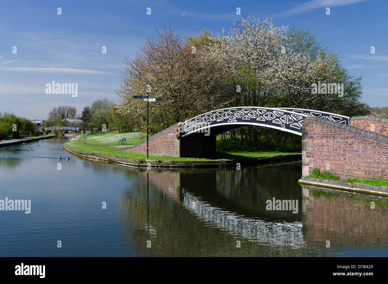Windmill End Junction where the Dudley No 2 Canal meets the Netherton Tunnel Branch Canal in Rowley Regis, West Midlands Stock Photo