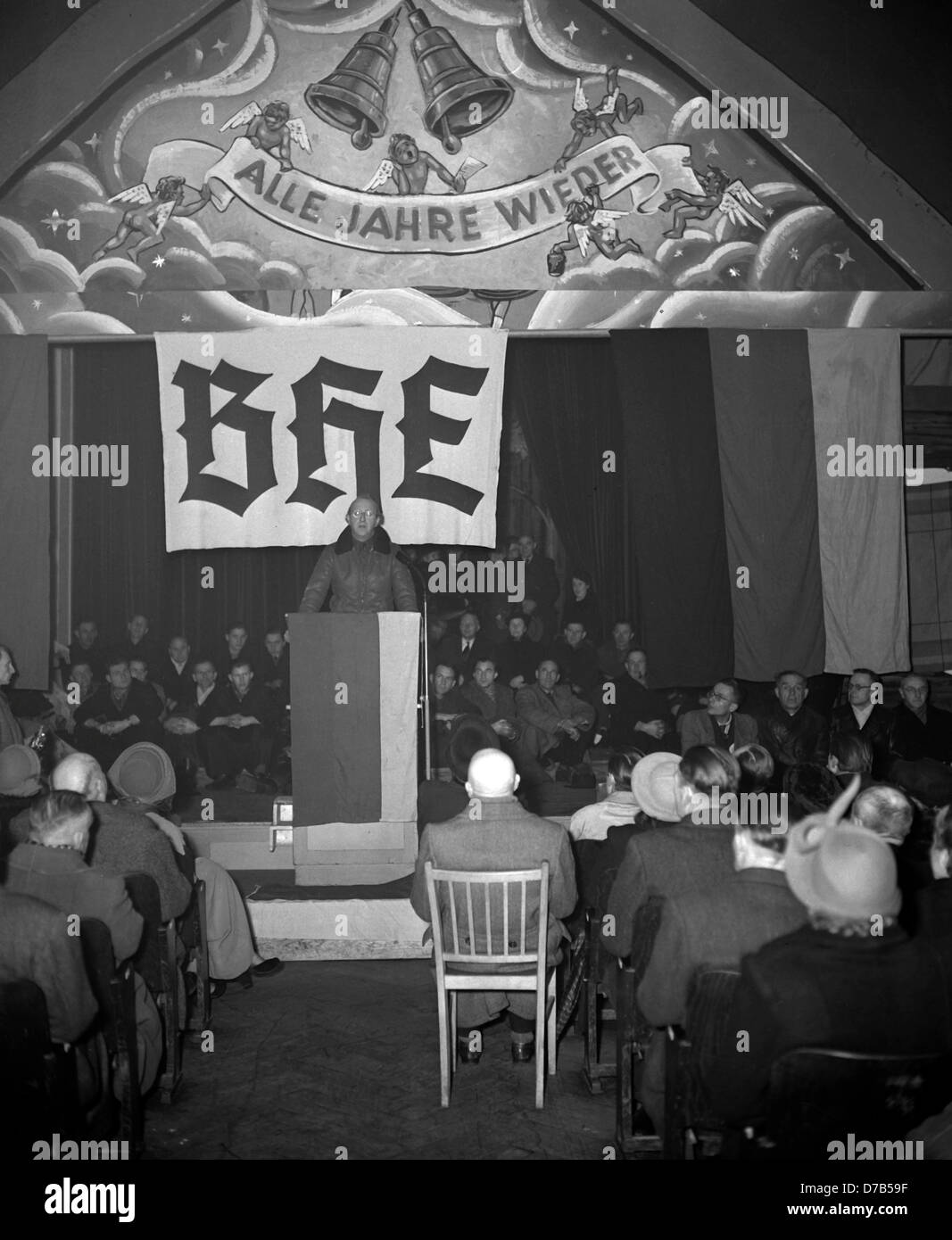 A big event of the Bund der Heimatvertriebenen und Entrechteten (BHE, League of Expellees and Deprived of Rights) takes place in the Cuxhaven Bleikenschule school hall, where Hubertus Prinz zu Löwenstein is holding a short speech as the speaker of the invaders, in the evening of the collection of the 'Helgoland occupiers' by the British officers and the German police (3rd January 1951). Stock Photo