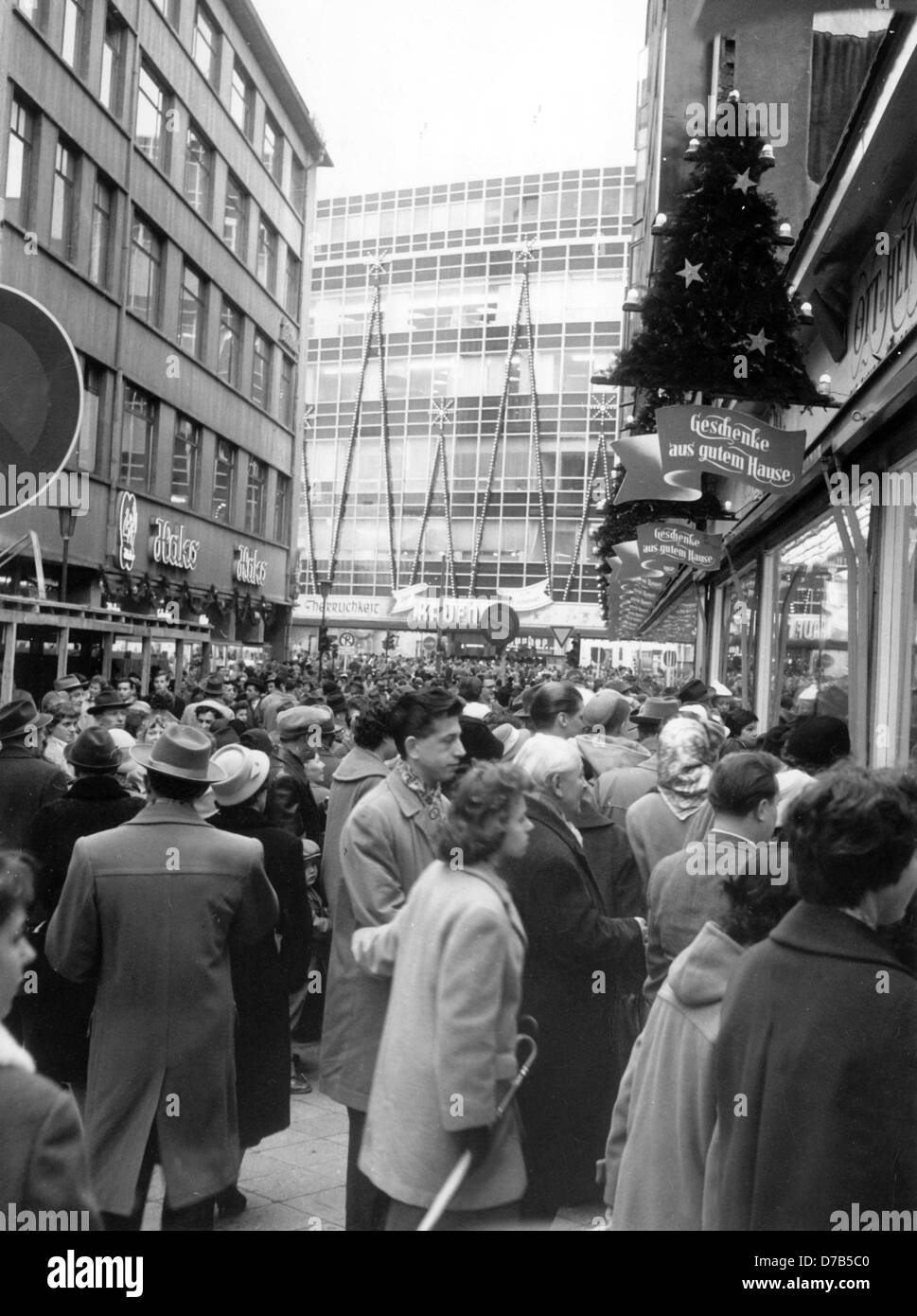 Masses of people crowd in front of shops in a side street of shopping street Zeil near Hauptwache in Frankfurt am Main on Sunday, the 14th of December in 1958. Photo: Richard Kroll +++(c) dpa - Report+++ Stock Photo
