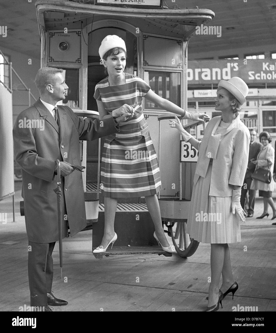 Models presenting the latest fashion creations in front of busses, cars, and other vehicles, in the course of the fashion exhibition 'Berliner Durchreise', at the 12th German industry exhibition on 16th October 1961 in Berlin. Stock Photo