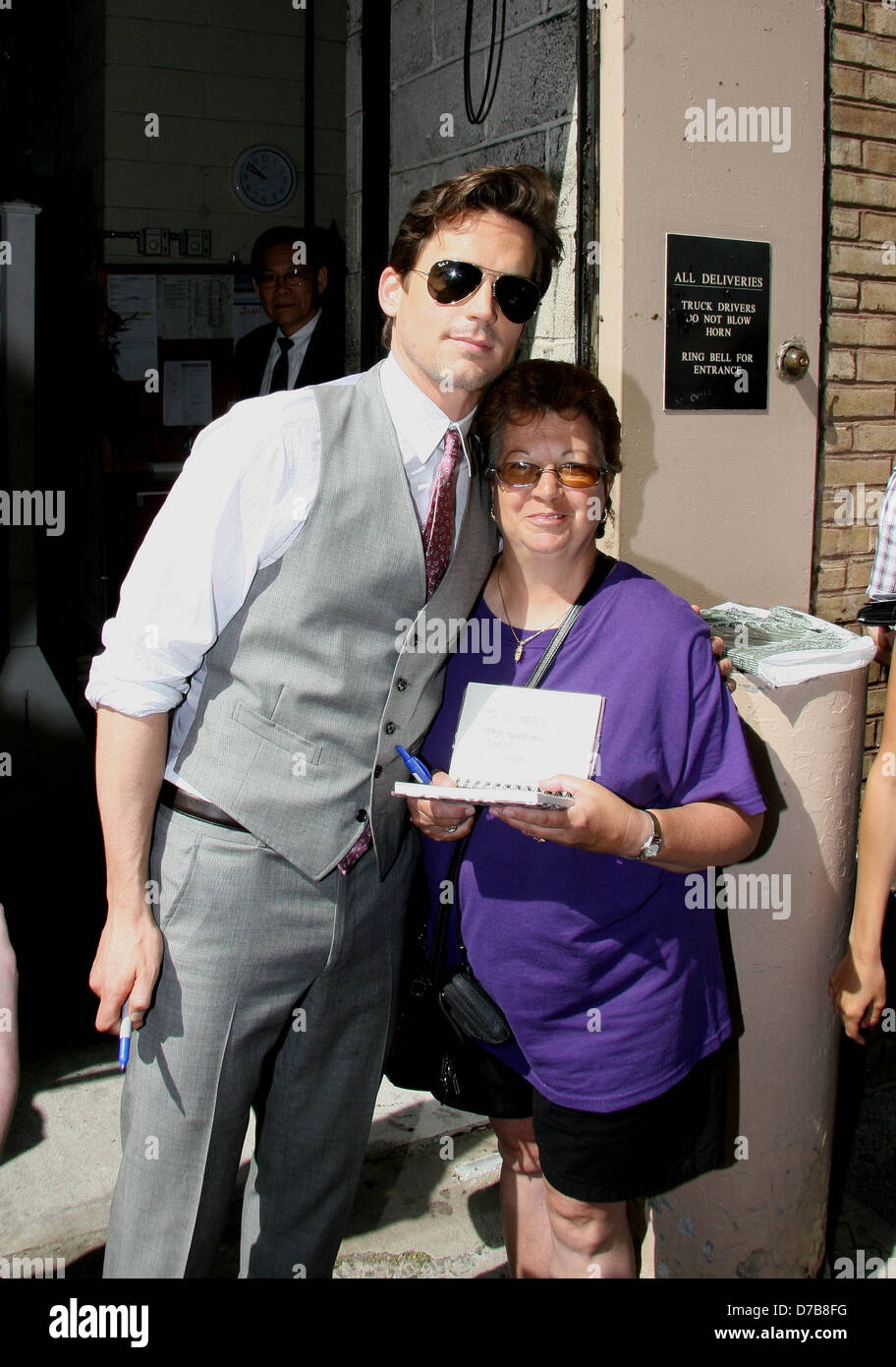 Asien tigger Utilgængelig Matt Bomer and fan leaving ABC studios after appearing on the 'Live with  Regis and Kelly Show' New York City, USA - 06-06-11 Stock Photo - Alamy