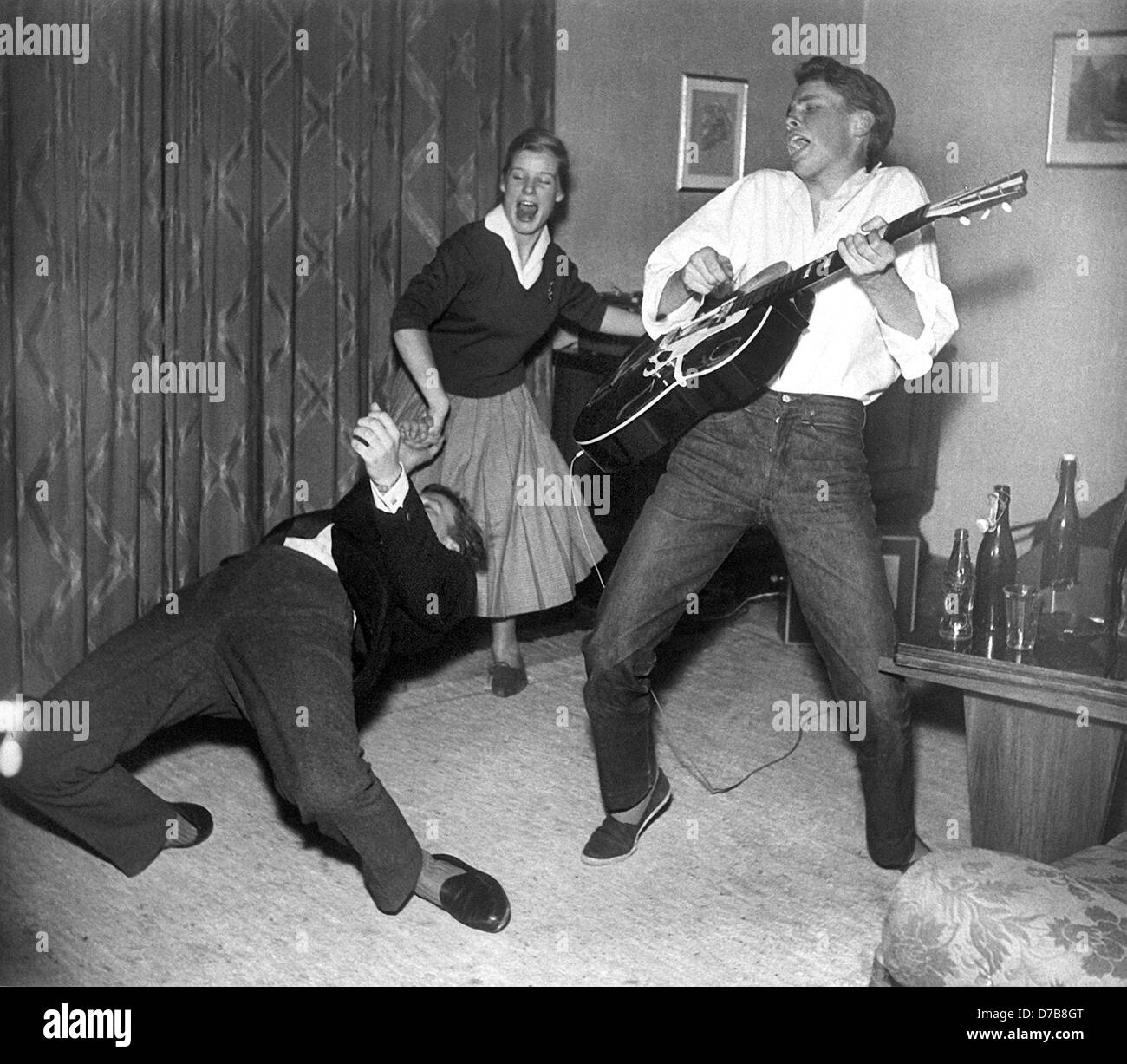 Peter Kraus (r), 17-years-old, performs a rock'n'roll song with his  friends. Photographed in December 1956 in Munich Stock Photo - Alamy