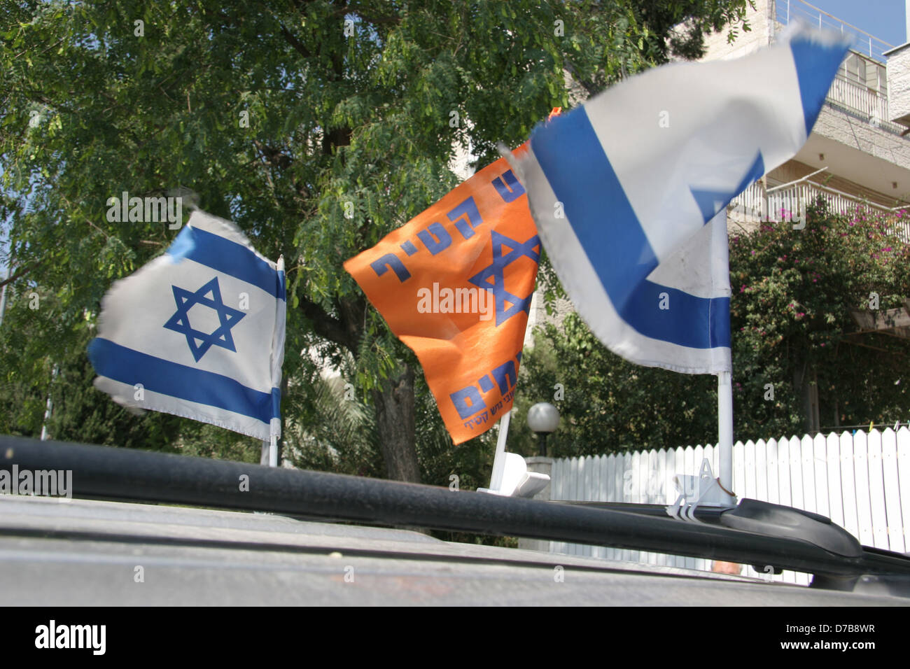 flags on a car opposing the disengagement from gush katif (July 2005) Stock Photo