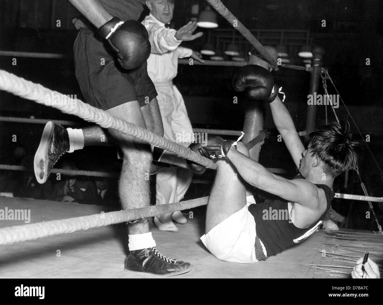 German boxer in the light middleweight Erich Schöppner (r) meets his  massive rival Theunis van Schalkwyk (legs in the picture) from South Africa  on the 30th of July in 1952 at the