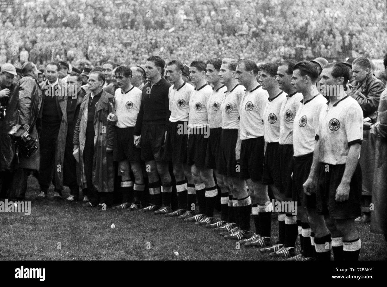 After winning 3:2 against Hungary in the 1954 FIFA World Cup final the German national football team is pronounced world champion. Line-up at the victory ceremony: Coach Sepp Herberger, team captain Fritz Walter with the conquered Jules-Rimet-Cup in his hand, goalkeeper Toni Turek, Horst Eckel, Helmut Rahn, Ottmar Walter, Werner Liebrich, Jupp Posipal, Hans Schäfer, Werner Kohlmeyer, Karl Mai and Max Morlock. Stock Photo
